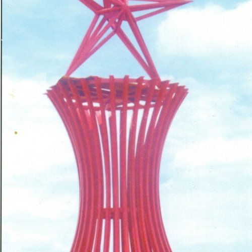 Projeto da Estrela, na entrada da cidade de Jaguarina, feita em trilhos, no ano de 2000. Essa  uma das obras em trilhos pensadas por Pedro Abrucs (Acervo Casa da Memria Padre Gomes) 

