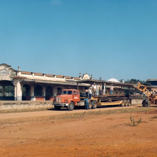 Remoo dos trilhos da linha para dar espao a construo da Avenida no ano de 1983 (Acervo Casa da Memria Padre Gomes)

