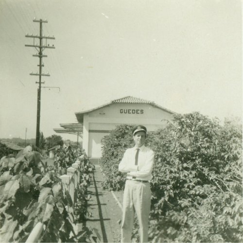 Manoel Seixas ao lado do cafezal que margeava a ferrovia, na Estao de Guedes (Acervo da famlia de Seixas) 