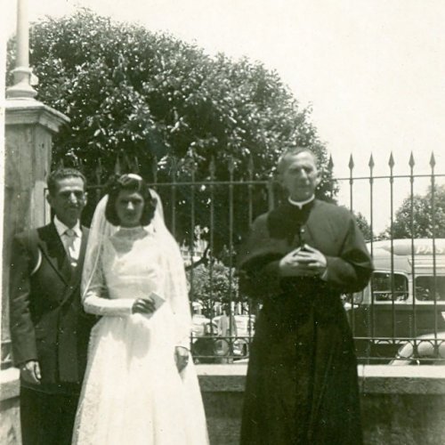 Foto do casamento de Aristides Rizzoni e Nilde junto com o padre Gomes (Acervo Casa da Memria Padre Gomes) 