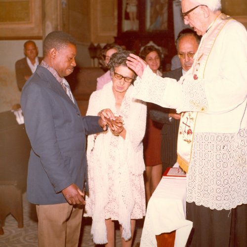 Padre Gomes celebrando o casamento de Moacir Ventura e Isabel dos Santos, na Igreja Centenria de Santa Maria (Acervo Casa da Memria Padre Gomes) 