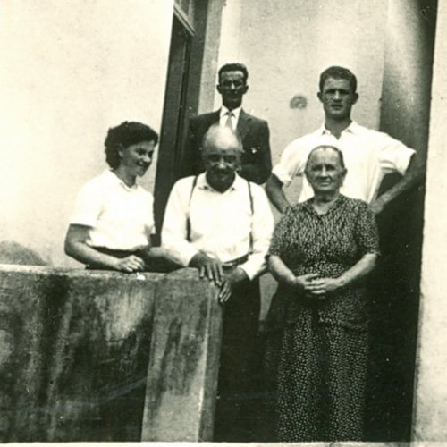 Familiares de Larcio no prdio da padaria do Gottardo (Acervo Casa da Memria Padre Gomes) 