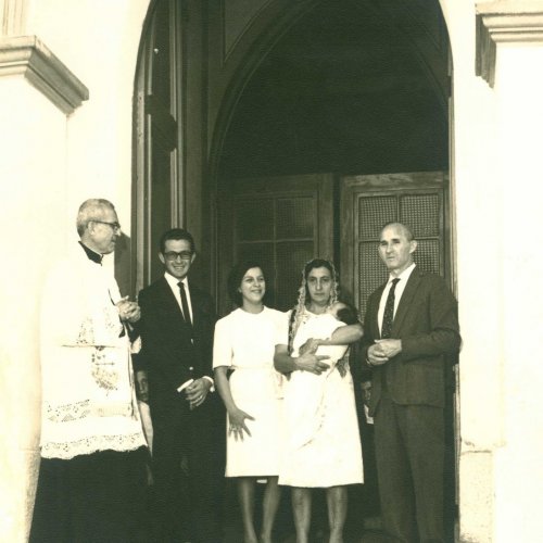 Momento em famlia de Larcio Jos Gothardo durante o batizado da filha Valria, em frente da Igreja Centenria de Santa Maria: padre Antonio Joaquim Gomes e a me de Valria, Silvia. Juntos com os padrinhos e avs Orestes Gothardo e Augusta Maria Chiavegato Gothardo, na dcada de 1960  (Acervo Casa da Memria Padre Gomes) 