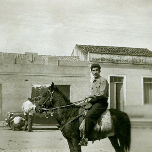 Antonio Mauricio Hossri em frente a ferraria e posto Mantovani (Acervo Casa da Memria Padre Gomes) 