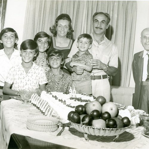 Comemorao dos 90 anos de idade de Miled com os netos Carlos e Mauricinho (atrs) e Ricardo, Paulo e Henrique ( frente) e a nora Maria e o filho Maurcio (Acervo Casa da Memria Padre Gomes) 