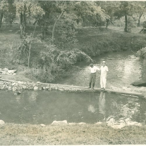 Funcionrio pblico Tuta acompanhou diversos momentos importantes do desenvolvimento da cidade. Na foto, o prefeito Adone Bonetti e Tuta esto escolhendo o lugar para a captao de gua do municpio, na dcada de 1960 (Acervo Casa da Memria Padre Gomes) 