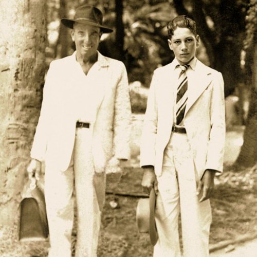 Cantoneiro Raimundo de Souza junto com o filho Beraldo, que assumiu a funo de pinante, quando era criana. Foto foi tirada na dcada de 1950 (Acervo Casa da Memria Padre Gomes) 