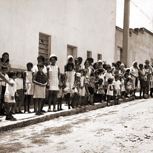 Fila na calada, na rua Amncio Bueno, do lado do cinema, para a retirada do lanche e dos presentes do Natal dos Pobres, no ano de 1966 (Acervo Casa da Memria Padre Gomes) 