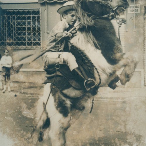 Aguinaldo fazendo acrobacias durante o desfile com cavalinho, que pertencia a um circo e foi comprado por Ansio (Acervo Casa da Memria Padre Gomes) 