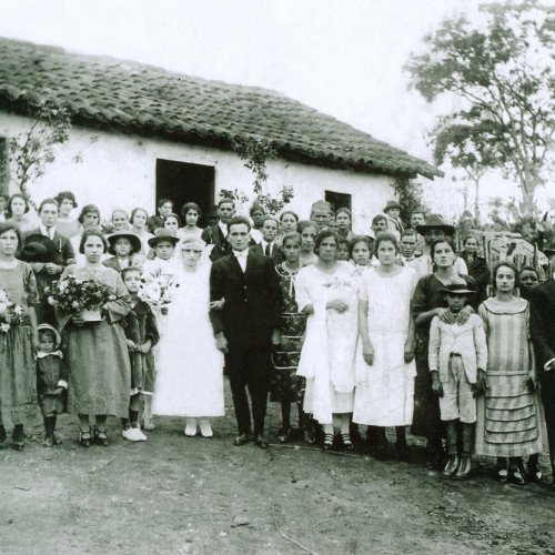 Festa do casamento de Antonio Pinto Cato e Mariana Queiroz Pinto Cato no Stio Santa Cruz, no bairro Capotuna, dcada de 1920 (Acervo Casa da Memria Padre Gomes) 