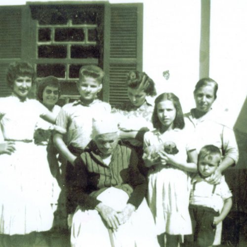 Carmem com 93 anos, que veio a falecer aos 95 anos de idade, com Maria, Eva, Toninho, Lourdes, Dona Mariana e Lus, dcada de 1950 (Acervo Casa da Memria Padre Gomes) 