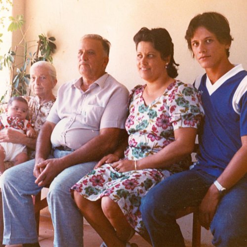 Mariana Queiroz Pinto Cato com o tataraneto ao colo, Joaquim Pinto Cato (filho), Glria Cato Zia (neta) e Valentin Zia (bisneto), dcada de 1980 (Acervo Casa da Memria Padre Gomes) 

