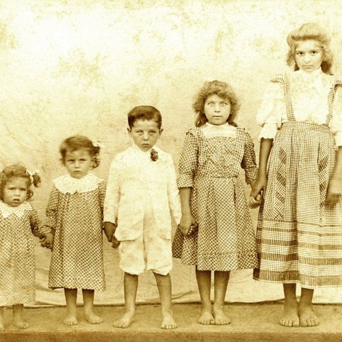 Vitrio Mantovani, Afonsin, Odone, Ambile e Maria Mantovani, ano 1910 (Acervo Casa da Memria Padre Gomes)  