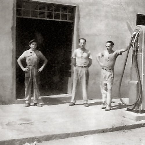 Moacir Mantovani,  Irineu Mantovani e Odone Santo Mantovani, perto da bomba de gasolina, incio da dcada de  1950 (Acervo Casa da Memria Padre Gomes) 