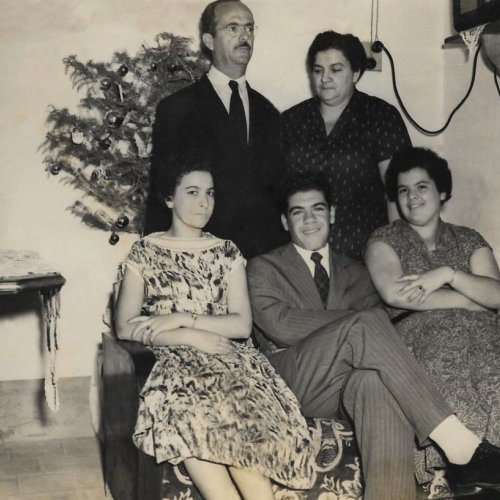 Casal Adolfo Chiavegato e Nazira Mansur Chiavegato junto com as filhas Therezinha, Maria Ceclia (Cilinha) e o filho Antonio (Tite) - Acervo da famlia de Therezinha) 