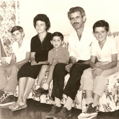 Pedro Abrucs com os trs filhos: Adalberto Jos, Adilson Jos e Almir Jos, e a esposa Therezinha Silva (Acervo Casa da Memria Padre Gomes) 