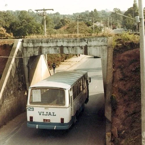 Ônibus da empresa Vijal passando embaixo dos pontilhões. Era comum ver caminhões entalados que não conseguiam passar. (Acervo Casa da Memória) 