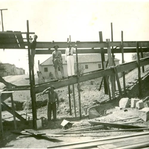 A construção dos pontilhões ferroviários no centro de Jaguariúna (Acervo Casa da Memória) 