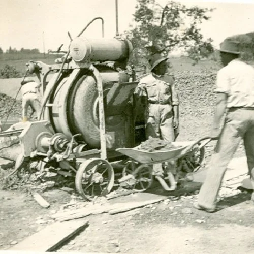 Homens trabalhando na construção dos pontilhões (Acervo Casa da Memória) 