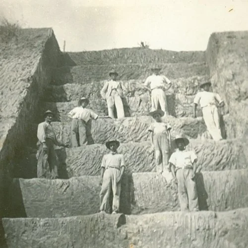 Homens trabalhando na construção dos pontilhões ferroviários (Acervo Casa da Memória) 
