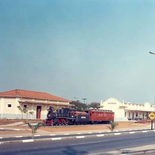 Após a restauração, o Centro Cultural recebeu uma locomotiva e um carro de passageiros, no início da década de 90 (Crédito arquivo pessoal)

