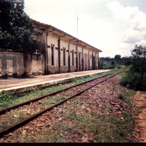 Depois de desativada, a segunda estação de Guedes ficou abandonada por vários anos (Acervo Casa da Memória Pe Gomes) 