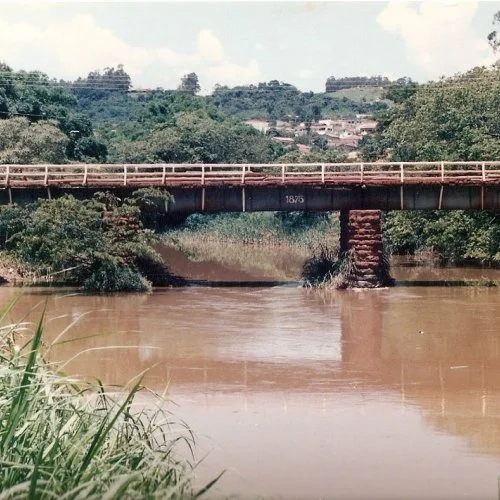 Foto mostra a Ponte de 1875 como era antes de ganhar a decoração em trilhos (Acervo: Casa da Memória Pe Gomes) 