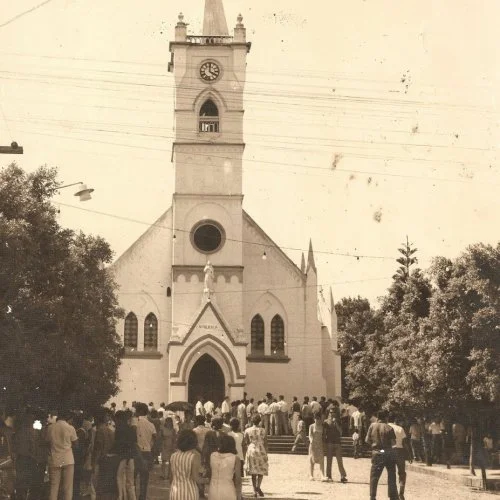 Foto mostra a comunidade da época em frente da Matriz (Acervo Casa da Memória) 
