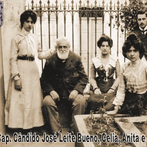 Pai do coronel Amâncio Bueno, Cândido Bueno, junto com alguns dos filhos (Acervo da família) 