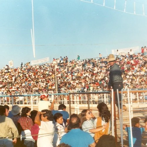 Público lota a arena montada no Campo do Padre (Acervo Casa da Memória) 