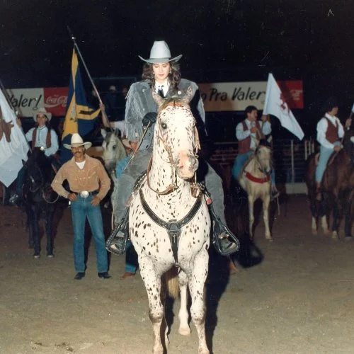 Lúcia Veríssimo durante a abertura do primeiro Rodeio de Jaguariúna, no Campo do Padre (Acervo Casa da Memória)