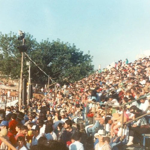 Público lota a arena montada no Campo do Padre (Acervo Casa da Memória) 