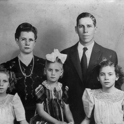 Gilberto Martins com a esposa Hermenegilda e as filhas Dulcemar, Zilma e Elce (Acervo da família) 

