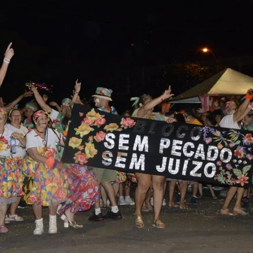 Desfile de blocos CarnaJaguá 