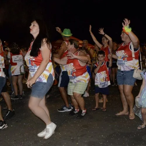 Desfile de blocos CarnaJaguá 