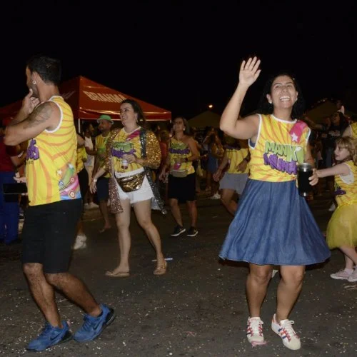 Desfile de blocos CarnaJaguá 