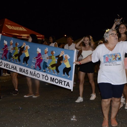 Desfile de blocos CarnaJagu 