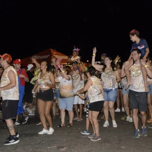 Desfile de blocos CarnaJaguá 