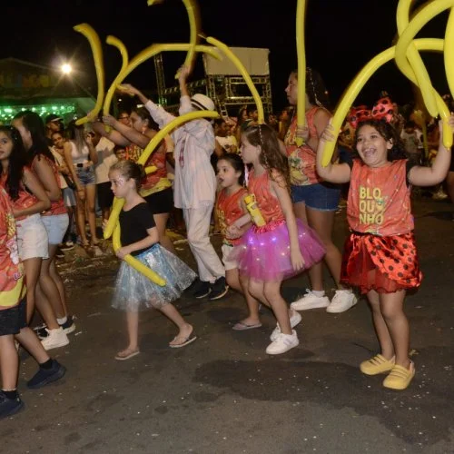 Desfile de blocos CarnaJaguá 