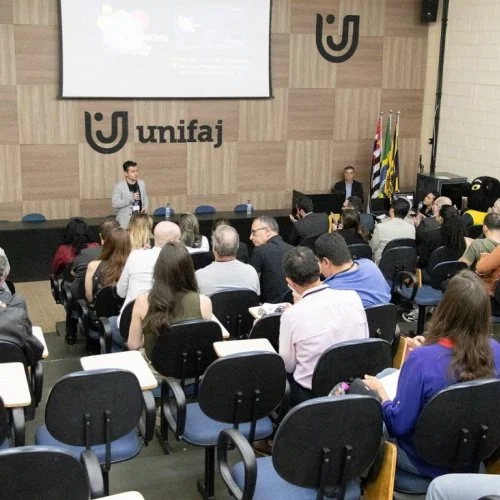 Reunião discute soluções inovadoras voltadas ao desenvolvimento de cidades inteligentes