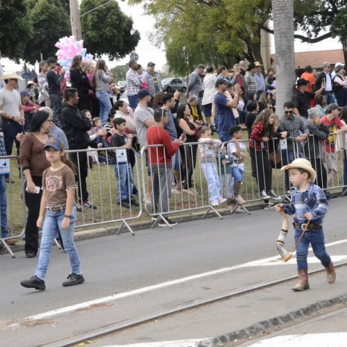 Desfile de alunos na 50 Cavalaria Antoniana (Fotos Gislaine Mathias) 