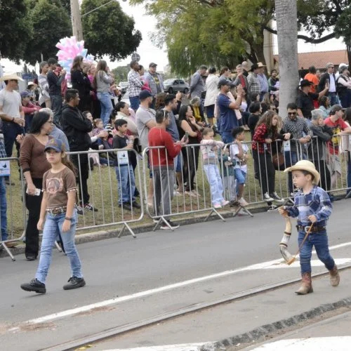 Desfile de alunos na 50ª Cavalaria Antoniana (Fotos Gislaine Mathias) 