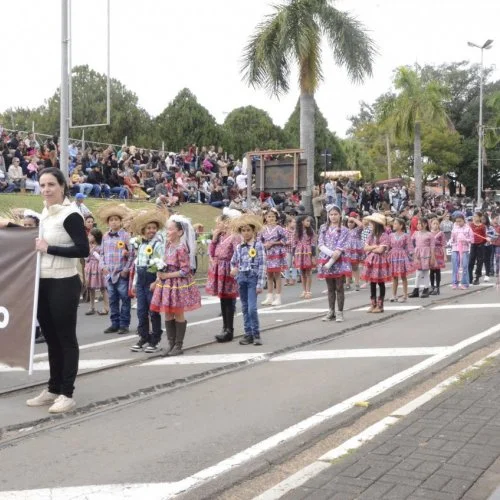 Desfile de alunos na 50ª Cavalaria Antoniana (Fotos Gislaine Mathias) 