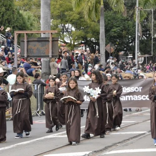 Desfile de alunos na 50ª Cavalaria Antoniana (Fotos Gislaine Mathias) 
