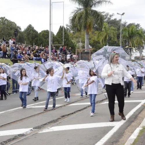 Desfile de alunos na 50ª Cavalaria Antoniana (Fotos Gislaine Mathias) 