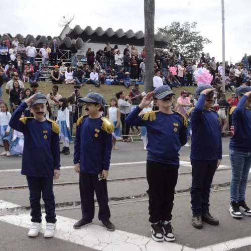 Desfile de alunos na 50ª Cavalaria Antoniana (Fotos Gislaine Mathias) 