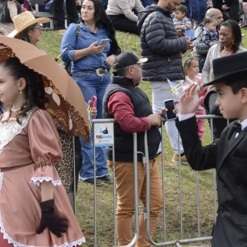 Desfile de alunos na 50ª Cavalaria Antoniana (Fotos Gislaine Mathias) 