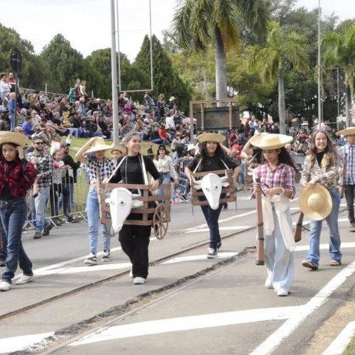 Desfile de alunos na 50ª Cavalaria Antoniana (Fotos Gislaine Mathias) 