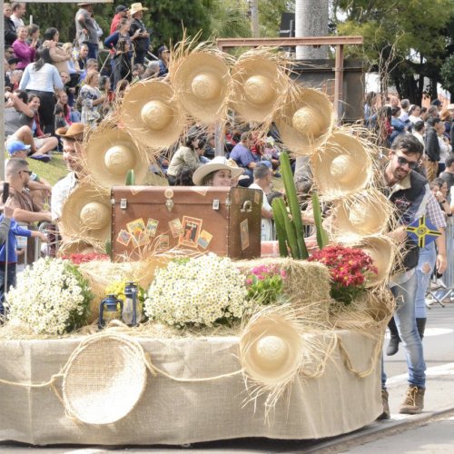 Desfile de alunos na 50 Cavalaria Antoniana (Fotos Gislaine Mathias) 