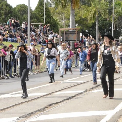 Desfile de alunos na 50ª Cavalaria Antoniana (Fotos Gislaine Mathias) 